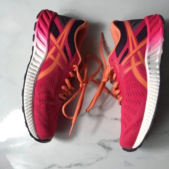 easics sneakers Sz 5 - Picture 1 of 6